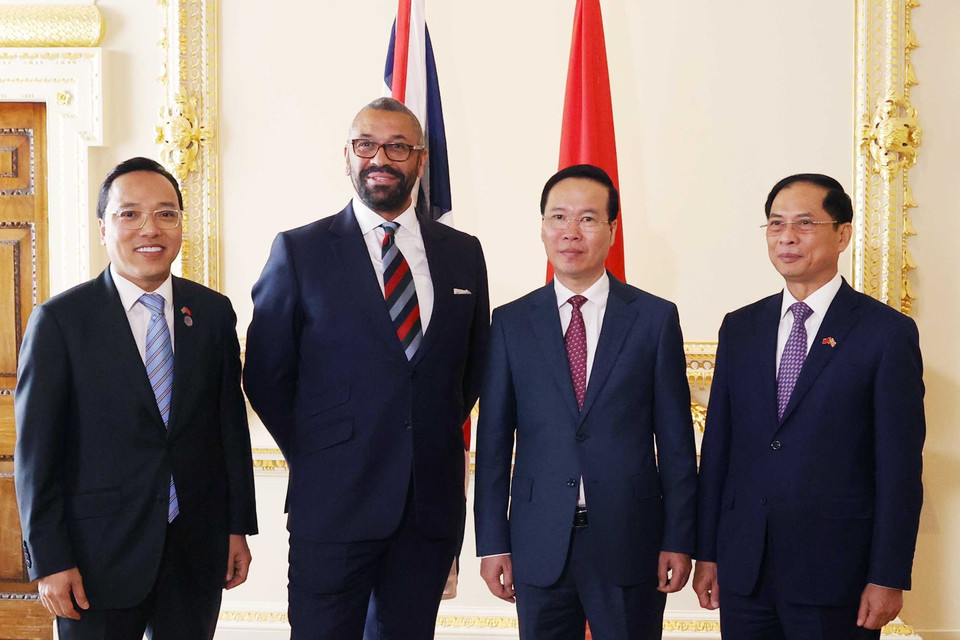 Chủ tịch nước Võ Văn Thưởng gặp Bộ trưởng Ngoại giao Anh James Cleverly. (Ảnh: Thống Nhất/TTXVN)