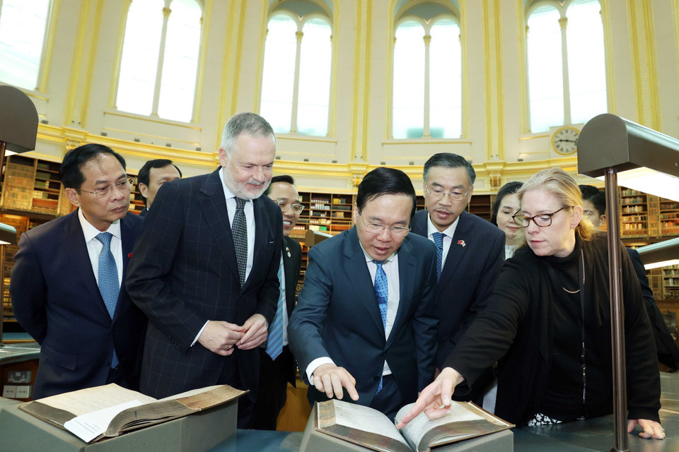 Chủ tịch nước Võ Văn Thưởng thăm Phòng đọc, nơi Karl Marx, Lenin cùng nhiều nhà tư tưởng lớn đã đến đọc và nghiên cứu. (Ảnh: Thống Nhất/TTXVN)