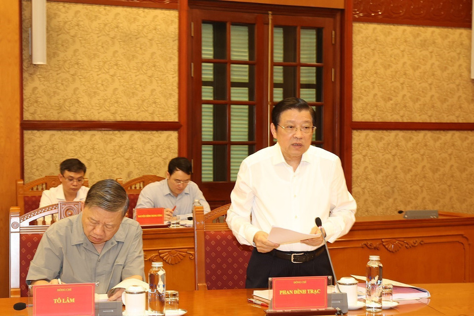 Ông Phan Đình Trạc, Ủy viên Bộ Chính trị, Bí thư Trung ương Đảng, Trưởng Ban Nội chính Trung ương, Phó Trưởng ban Thường trực Ban Chỉ đạo Trung ương về phòng, chống tham nhũng, tiêu cực phát biểu tại cuộc họp. (Ảnh: Trí Dũng/TTXVN)