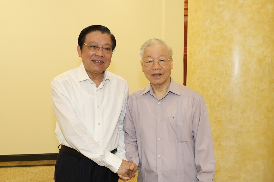 Tổng Bí thư Nguyễn Phú Trọng và ông Phan Đình Trạc, Ủy viên Bộ Chính trị, Bí thư Trung ương Đảng, Trưởng Ban Nội chính Trung ương, Phó Trưởng ban Thường trực Ban Chỉ đạo Trung ương về phòng, chống tham nhũng, tiêu cực. (Ảnh: Trí Dũng/TTXVN)