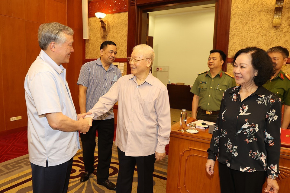 Tổng Bí thư Nguyễn Phú Trọng với các thành viên Ban Chỉ đạo Trung ương về phòng, chống tham nhũng, tiêu cực. (Ảnh: Trí Dũng/TTXVN)