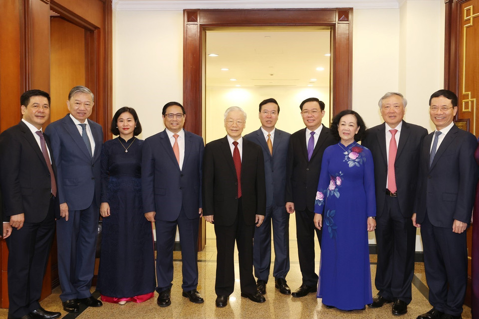 Tổng Bí thư Nguyễn Phú Trọng với các vị lãnh đạo Đảng, Nhà nước và các đại biểu tại phiên bế mạc hội nghị. (Ảnh: Trí Dũng/TTXVN)