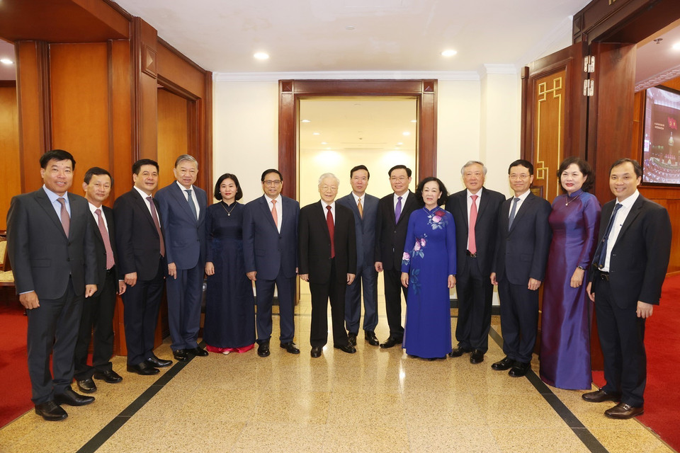 Tổng Bí thư Nguyễn Phú Trọng với các vị lãnh đạo Đảng, Nhà nước và các đại biểu tại phiên bế mạc hội nghị. (Ảnh: Trí Dũng/TTXVN)