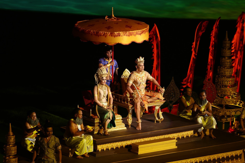 Tiết mục "Sự huy hoàng của Angkor" tại Lễ Khai mạc SEA Games 32 trên sân Morodok Techo. (Ảnh: Minh Quyết/TTXVN)