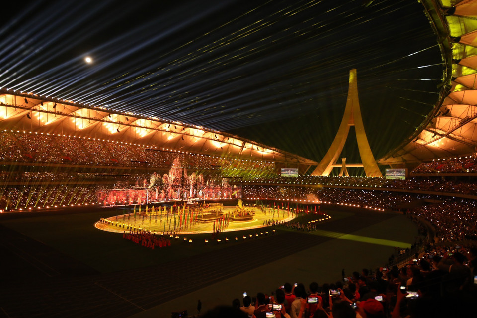 Lễ Khai mạc gồm ba chương nghệ thuật chính với nhiều tiết mục mang đậm bản sắc của nền văn hóa Angkor, tín ngưỡng Khmer kết hợp công nghệ ánh sáng hiện đại. (Ảnh: Minh Quyết/TTXVN)