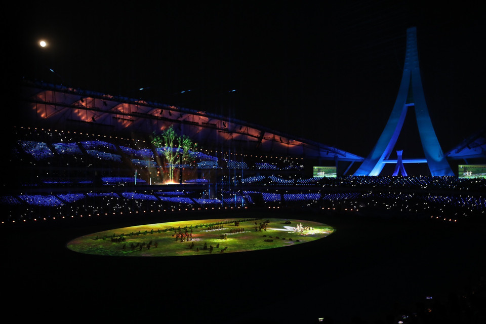 Màn biểu diễn ánh sáng đầy màu sắc tại Sân vận động quốc gia Morodok Techo. (Ảnh: Minh Quyết/TTXVN)