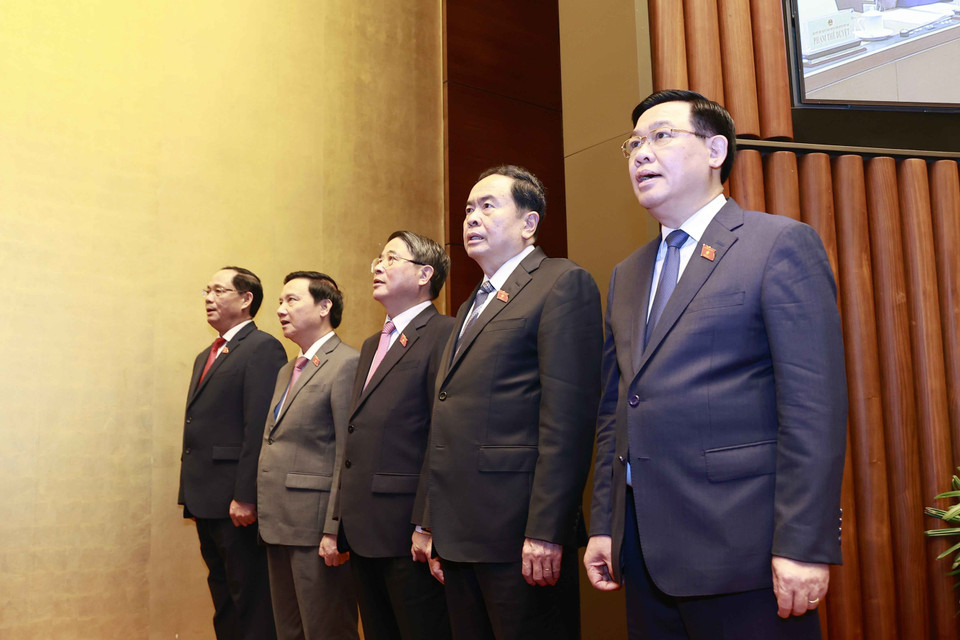 Chủ tịch Quốc hội Vương Đình Huệ và các Phó Chủ tịch Quốc hội thực hiện nghi thức chào cờ. (Ảnh: Doãn Tấn/TTXVN)