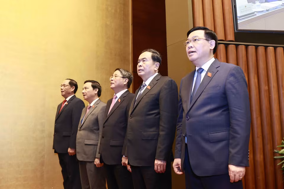 Chủ tịch Quốc hội Vương Đình Huệ và các Phó Chủ tịch Quốc hội thực hiện nghi thức chào cờ. (Ảnh: Doãn Tấn/TTXVN)