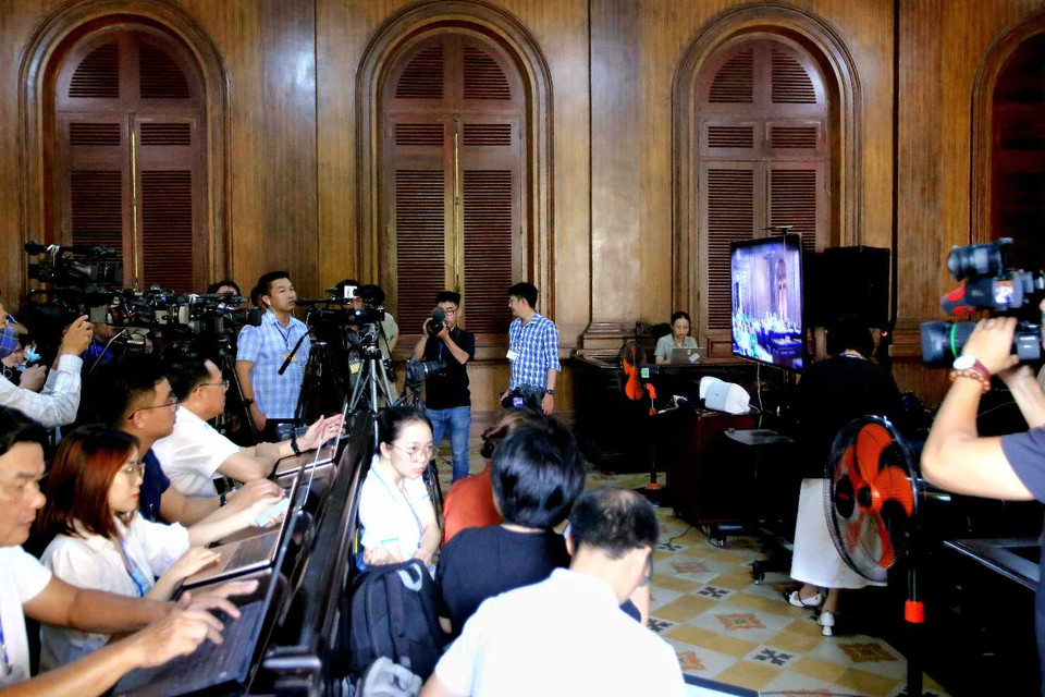 Các ông, bà: Hoài Linh, Đức Hiển, Lê Thị Giàu, Huỳnh Uy Dũng, Thủy Tiên, Công Vinh vắng mặt và có đơn xin xét xử vắng mặt.(Ảnh: Thành Chung/Vietnam+)