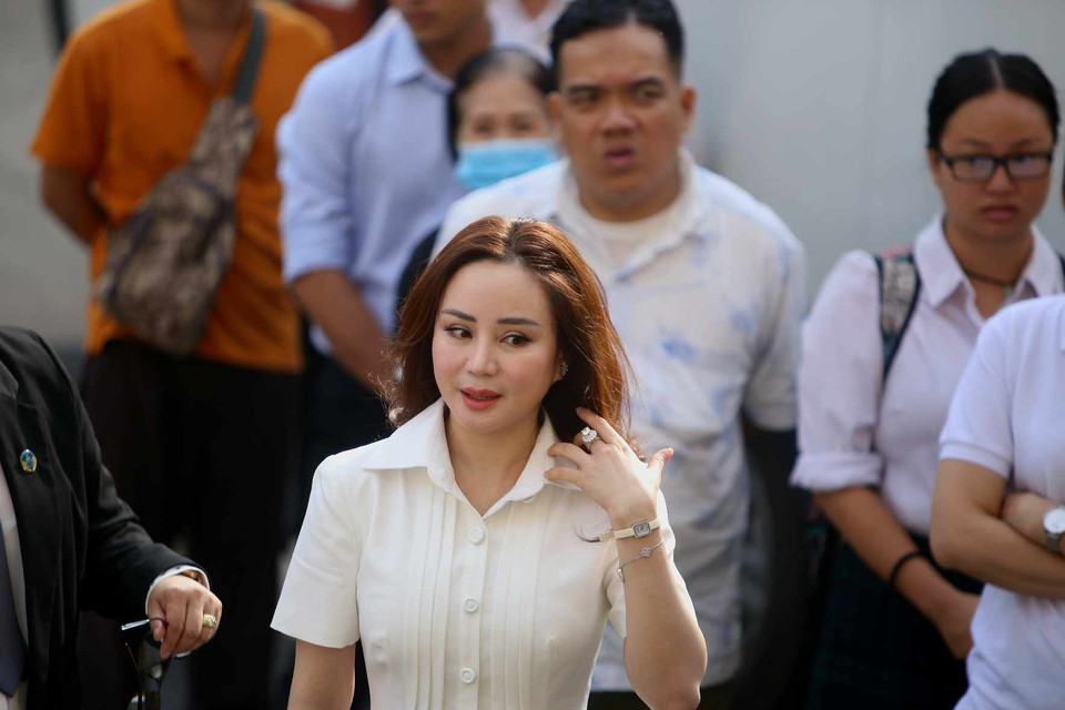 Tại phiên tòa hôm nay, những người có quyền lợi, nghĩa vụ liên quan là các ông, bà: Vy Oanh, Trương Thị Việt Hà, Đàm Vĩnh Hưng, Đặng Thị Hàn Ni, Nguyễn Đình Kim có mặt tại phiên tòa.(Ảnh: Thành Chung/Vietnam+)