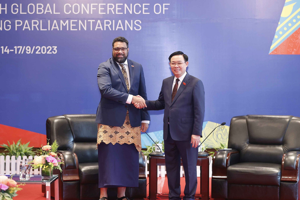 Chủ tịch Quốc hội Vương Đình Huệ tiếp Chủ tịch Quốc hội Tonga Lord Fakafanua. (Ảnh: Doãn Tấn/TTXVN)