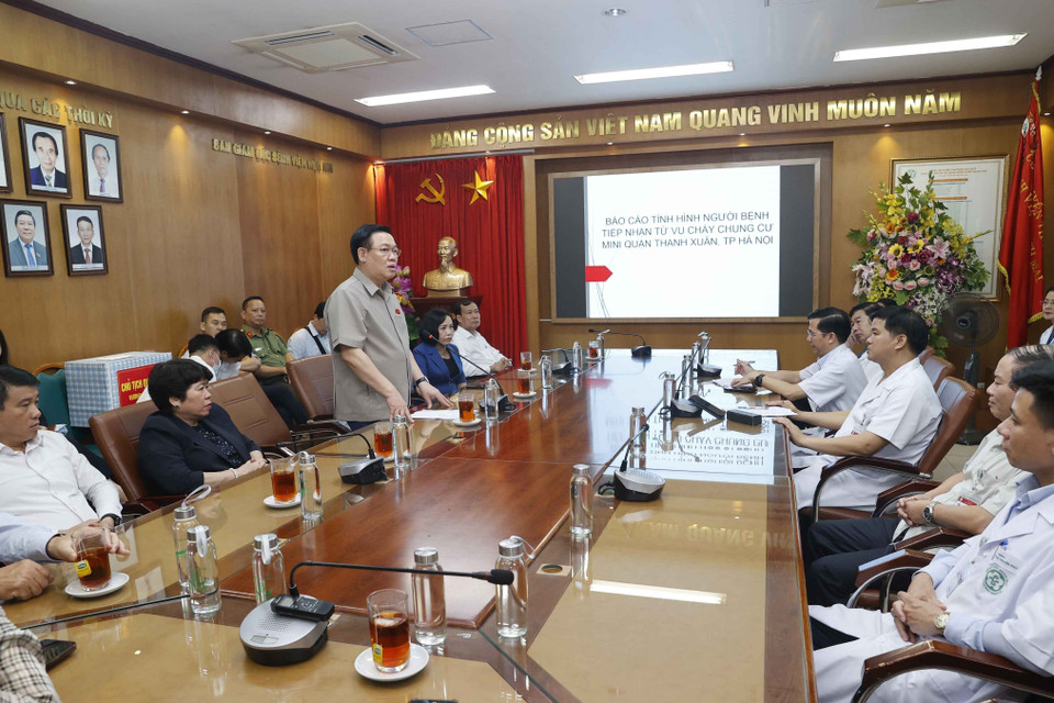 Chủ tịch Quốc hội Vương Đình Huệ phát biểu tại buổi làm việc với lãnh đạo Bệnh viện Bạch Mai. (Ảnh: Doãn Tấn/TTXVN)