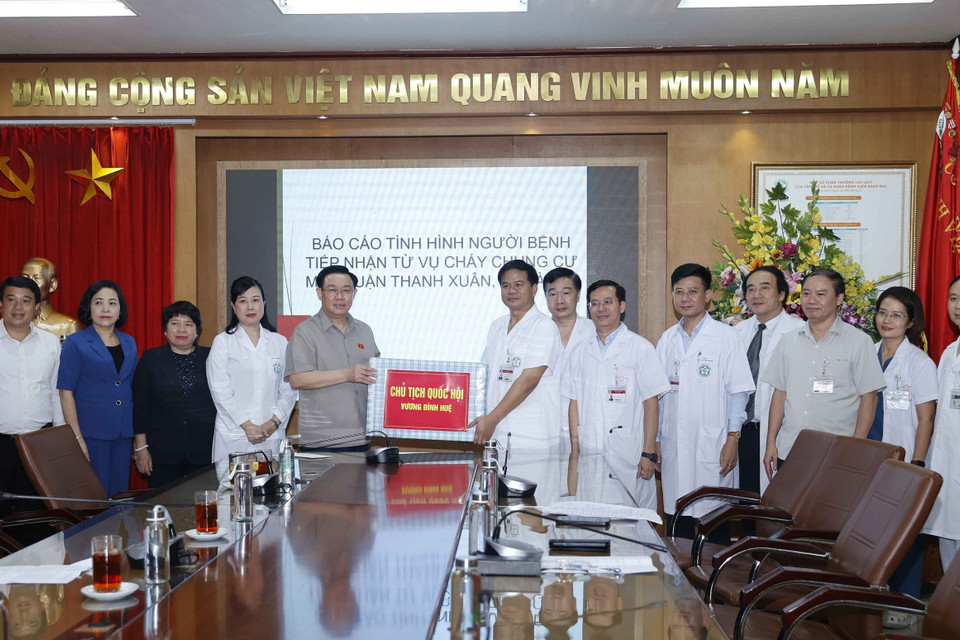 Chủ tịch Quốc hội Vương Đình Huệ tặng quà, động viên bác sỹ của Bệnh viện Bạch Mai đang trực tiếp điều trị cho các bệnh nhân vụ cháy. (Ảnh: Doãn Tấn/TTXVN)