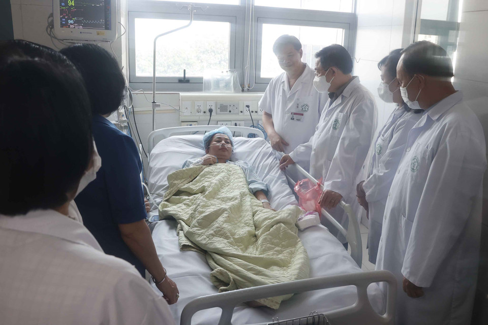 Chủ tịch Quốc hội Vương Đình Huệ thăm hỏi, tặng quà nạn nhân vụ cháy đang được điều trị tại Khoa Hồi sức Tích cực của Bệnh viện Bạch Mai. (Ảnh: Doãn Tấn/TTXVN)