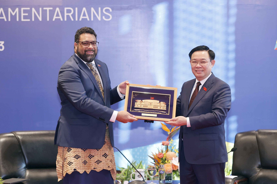 Chủ tịch Quốc hội Vương Đình Huệ trao vật phẩm lưu niệm cho Chủ tịch Quốc hội Tonga Lord Fakafanua. (Ảnh: Doãn Tấn/TTXVN)