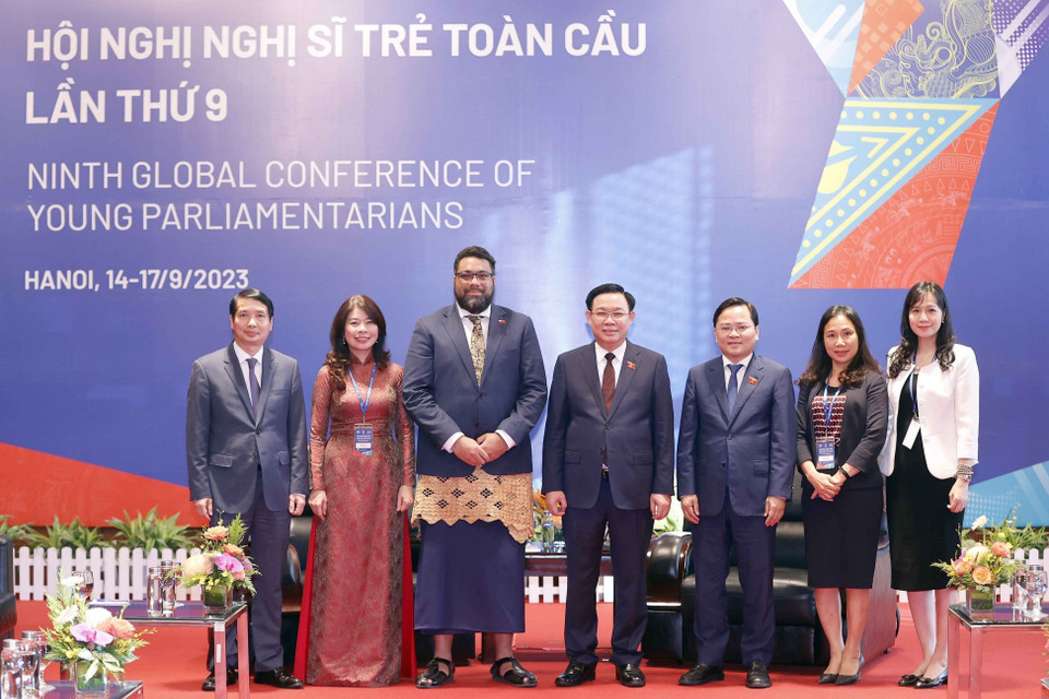 Chủ tịch Quốc hội Vương Đình Huệ chụp ảnh lưu niệm với đại biểu. (Ảnh: Doãn Tấn/TTXVN)