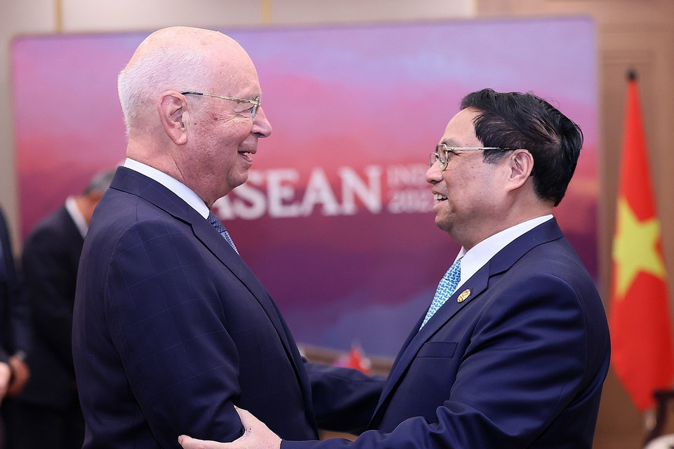 Thủ tướng Phạm Minh Chính gặp ông Klaus Schwab, Nhà Sáng lập kiêm Chủ tịch Điều hành Diễn đàn Kinh tế Thế giới (WEF). (Ảnh: Dương Giang/TTXVN)