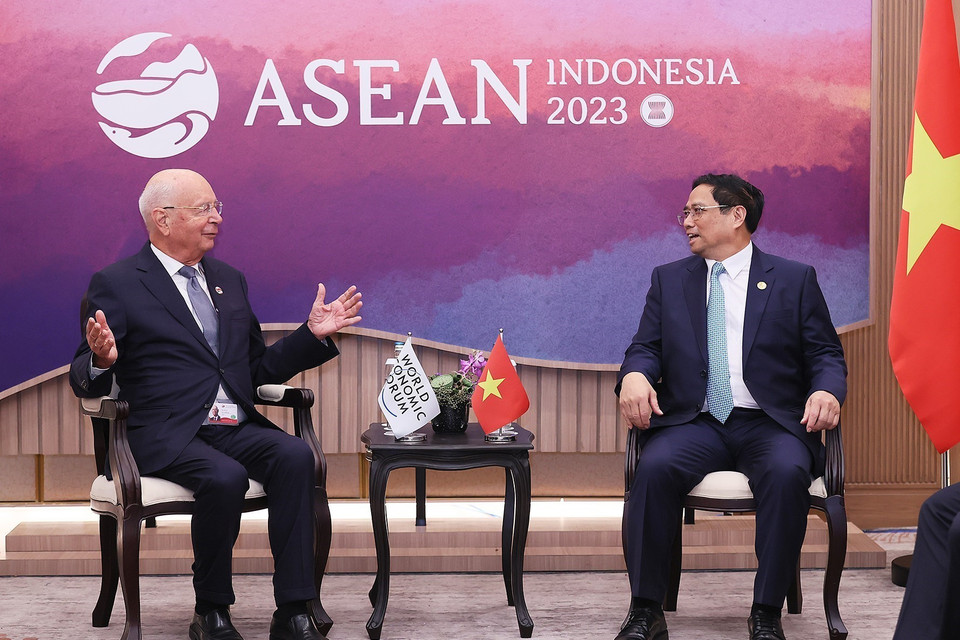 Thủ tướng Phạm Minh Chính gặp Nhà Sáng lập kiêm Chủ tịch Điều hành Diễn đàn Kinh tế Thế giới Klaus Schwab. (Ảnh: Dương Giang/TTXVN)