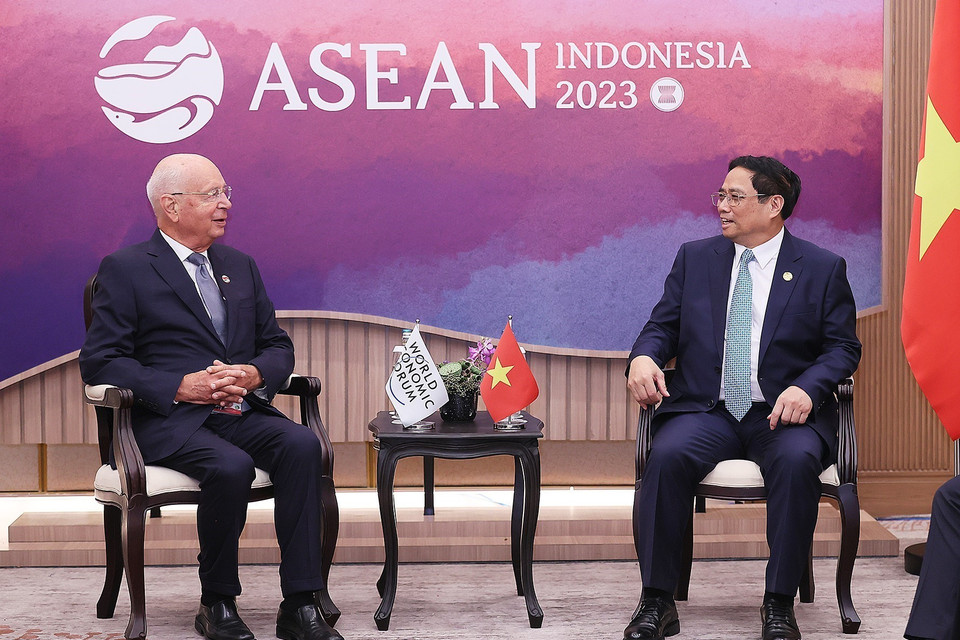 Thủ tướng Phạm Minh Chính gặp Nhà Sáng lập kiêm Chủ tịch Điều hành Diễn đàn Kinh tế Thế giới Klaus Schwab. (Ảnh: Dương Giang/TTXVN)