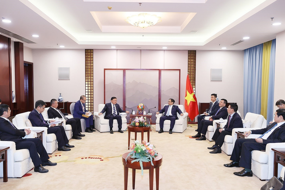 Thủ tướng Phạm Minh Chính tiếp một số tập đoàn Trung Quốc đang đầu tư tại Việt Nam. (Ảnh: Dương Giang/TTXVN)