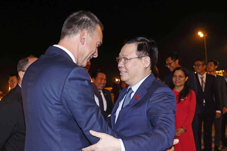 Ông Dimitar Nikolov, Thị trưởng thành phố Burgas tiễn Chủ tịch Quốc hội Vương Đình Huệ tại sân bay thành phố Burgas (Bulgaria). (Ảnh: Doãn Tấn/TTXVN)