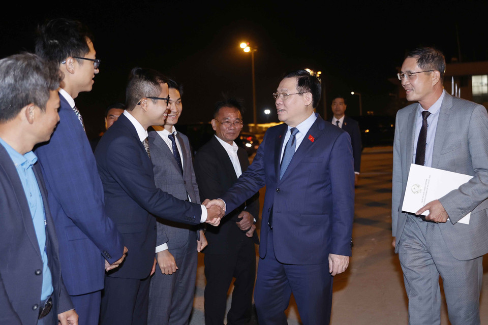 Cán bộ Đại sứ quán Việt Nam tiễn Chủ tịch Quốc hội Vương Đình Huệ tại sân bay thành phố Burgas (Bulgaria).(Ảnh: Doãn Tấn/TTXVN)