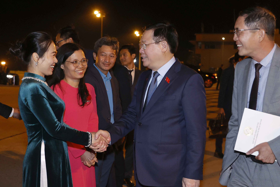 Cán bộ Đại sứ quán Việt Nam tiễn Chủ tịch Quốc hội Vương Đình Huệ tại sân bay thành phố Burgas (Bulgaria).(Ảnh: Doãn Tấn/TTXVN)