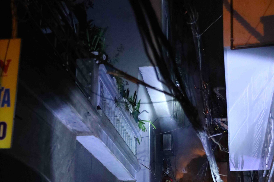 Lực lượng phòng cháy chữa cháy và cứu nạn cứu hộ cố gắng tiếp cận đám cháy. (Ảnh: Phạm Kiên/TTXVN)