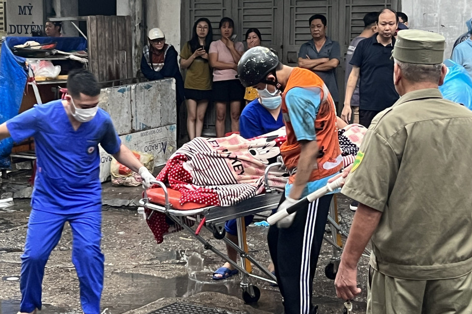 Đến 6h40, lực lượng chức năng đưa các nạn nhân xấu số cuối cùng ra khỏi hiện trường. (Ảnh: Phạm Kiên/TTXVN)