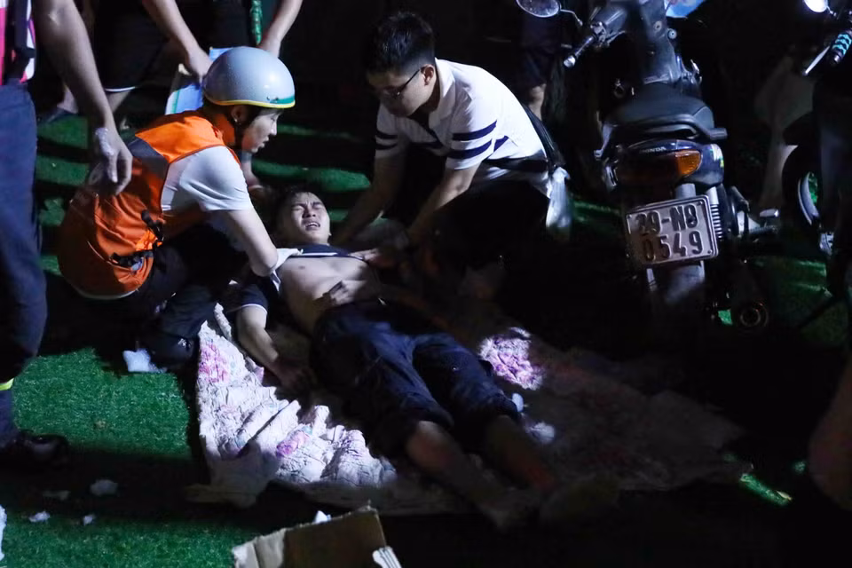 1 chiến sỹ Phòng cháy Chữa cháy bị thương được các nhân viên y tế sơ cứu. (Ảnh: Phạm Kiên/TTXVN)