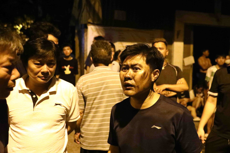 1 người dân gần đám cháy bàng hoàng kể lại sự việc.(Ảnh: Phạm Kiên/TTXVN)