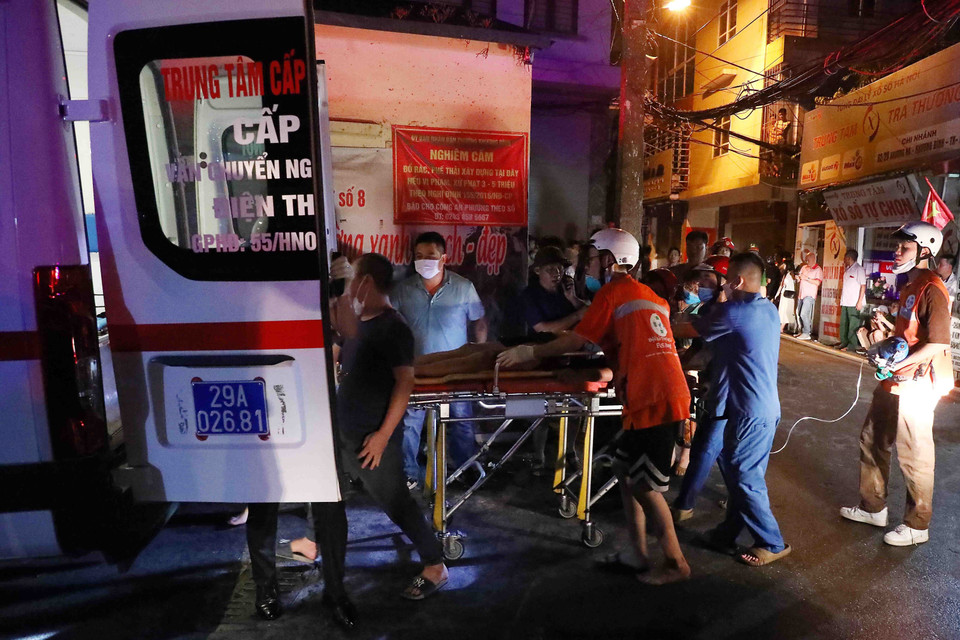 Các nạn nhân nhanh chóng được đưa đi cấp cứu.(Ảnh: Phạm Kiên/TTXVN)