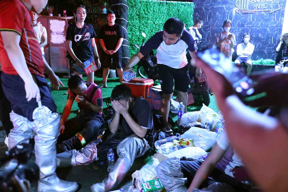 Nhiều chiến sỹ Phòng cháy Chữa cháy đã bị kiệt sức sau khi tham gia chữa cháy. (Ảnh: Phạm Kiên/TTXVN)