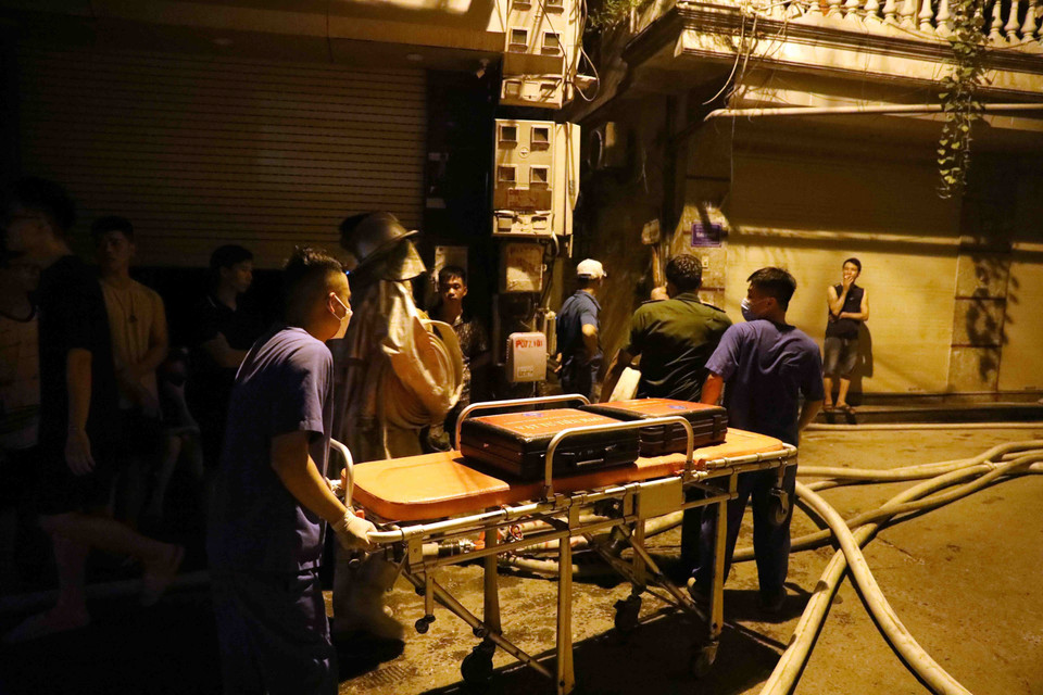 Lực lượng y tế có mặt tại hiện trường sẵn sàng cấp cứu người bị nạn. (Ảnh: Phạm Kiên/TTXVN)