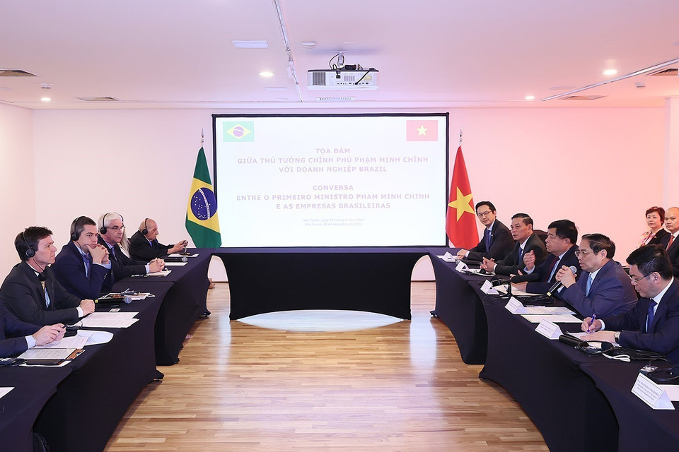 Thủ tướng Phạm Minh Chính tọa đàm với các doanh nghiệp Brazil. (Ảnh: Dương Giang/TTXVN)