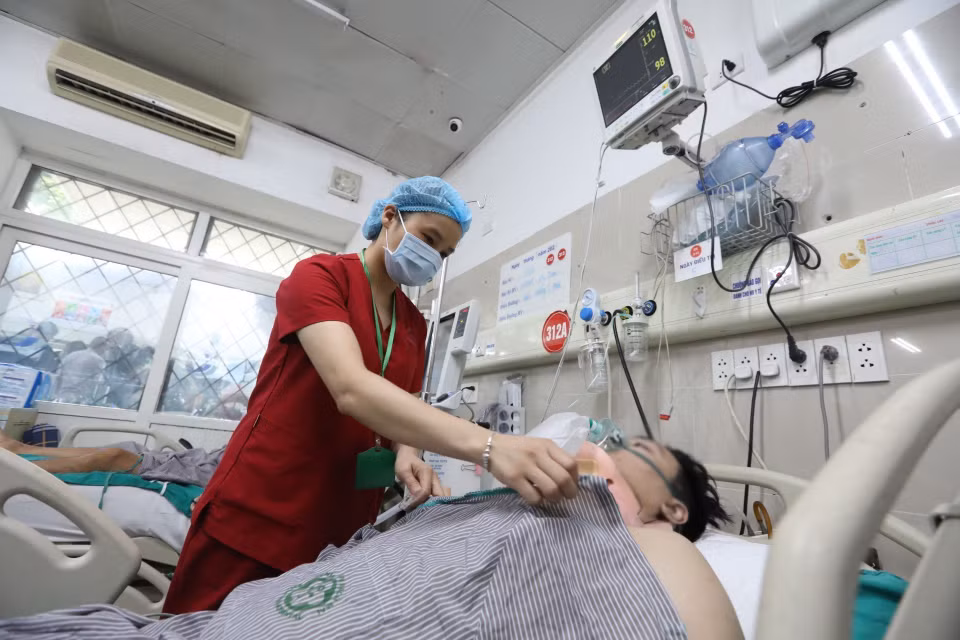 Các bác sỹ Khoa Hồi sức Tích cực cấp cứu cho các bệnh nhân nặng trong vụ hỏa hoạn điều trị tại Trung tâm Cấp cứu A9 bệnh viện Bạch Mai. (Ảnh: Minh Quyết/TTXVN)