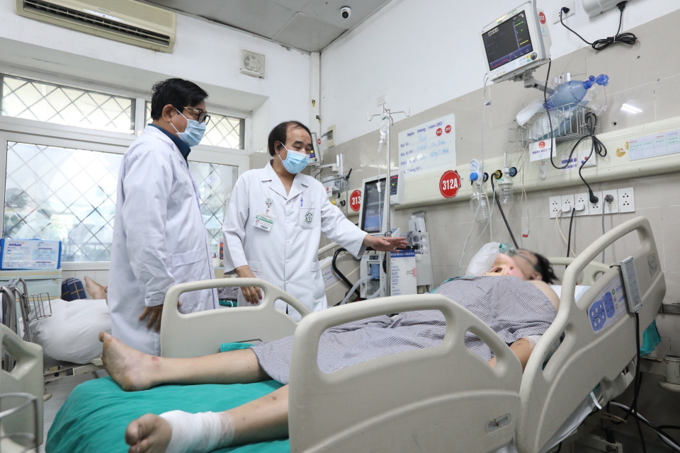 Các bác sỹ Khoa Hồi sức Tích cực cấp cứu cho các bệnh nhân nặng trong vụ hỏa hoạn điều trị tại Trung tâm Cấp cứu A9 bệnh viện Bạch Mai. (Ảnh: Minh Quyết/TTXVN)