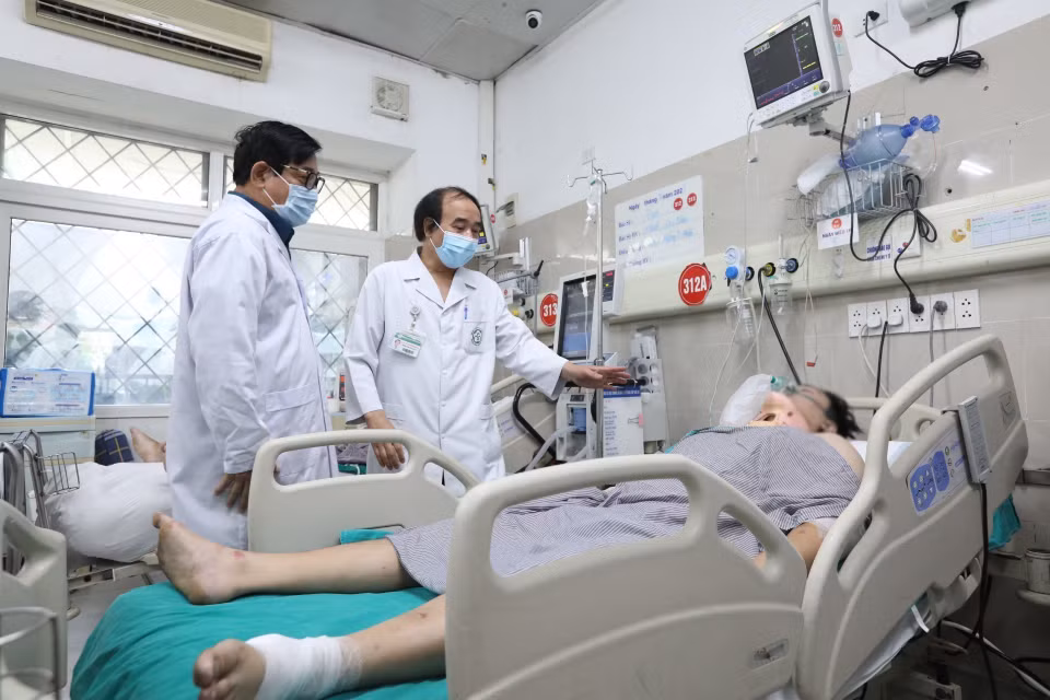 Các bác sỹ Khoa Hồi sức Tích cực cấp cứu cho các bệnh nhân nặng trong vụ hỏa hoạn điều trị tại Trung tâm Cấp cứu A9 bệnh viện Bạch Mai. (Ảnh: Minh Quyết/TTXVN)