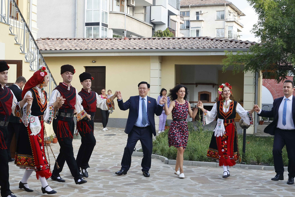 Chủ tịch Quốc hội Vương Đình Huệ tham gia cùng nghệ sỹ biểu diễn tại bảo tàng Dân tộc học vùng Burgas.(Ảnh: Doãn Tấn/TTXVN)