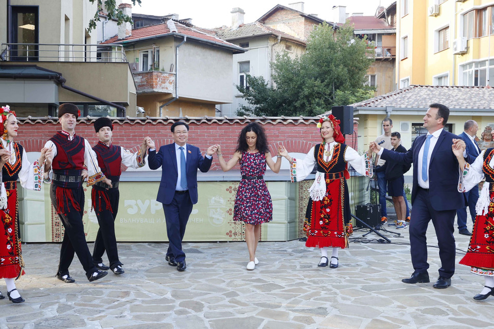 Chủ tịch Quốc hội Vương Đình Huệ tham gia cùng nghệ sỹ biểu diễn tại bảo tàng Dân tộc học vùng Burgas.(Ảnh: Doãn Tấn/TTXVN)