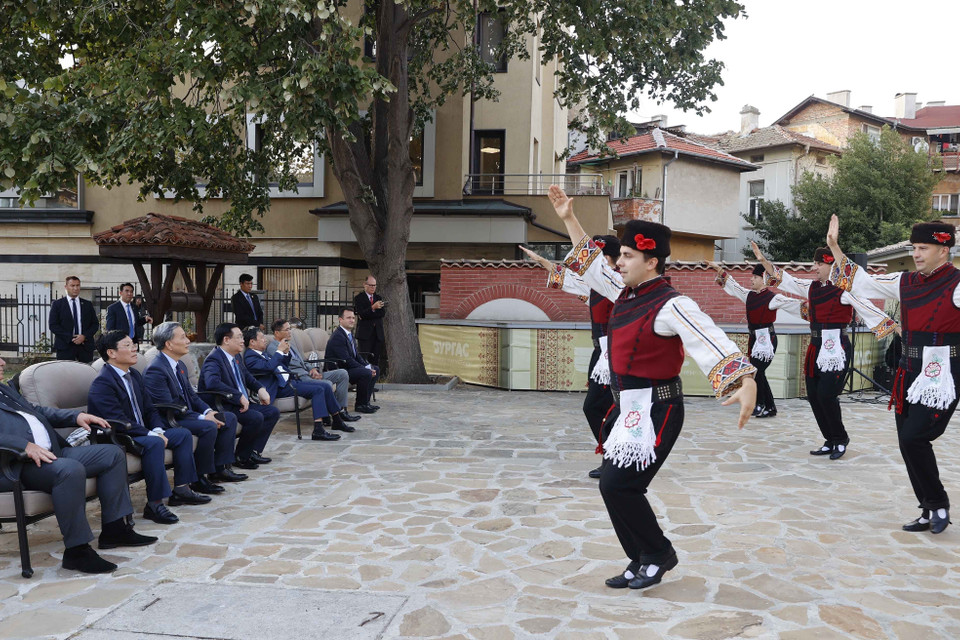 Chủ tịch Quốc hội Vương Đình Huệ xem nghệ thuật biểu diễn tại bảo tàng Dân tộc học vùng Burgas. (Ảnh: Doãn Tấn/TTXVN)