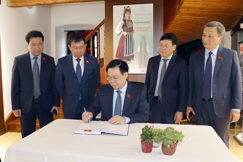 Chủ tịch Quốc hội Vương Đình Huệ viết lưu bút tại bảo tàng Dân tộc học vùng Burgas. (Ảnh: Doãn Tấn/TTXVN)