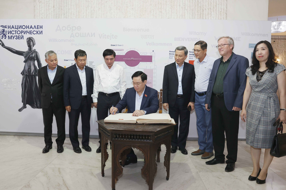 Chủ tịch Quốc hội Vương Đình Huệ ghi sổ lưu niệm tại Bảo tàng Lịch sử Quốc gia Bulgaria. (Ảnh: Doãn Tấn/TTXVN)