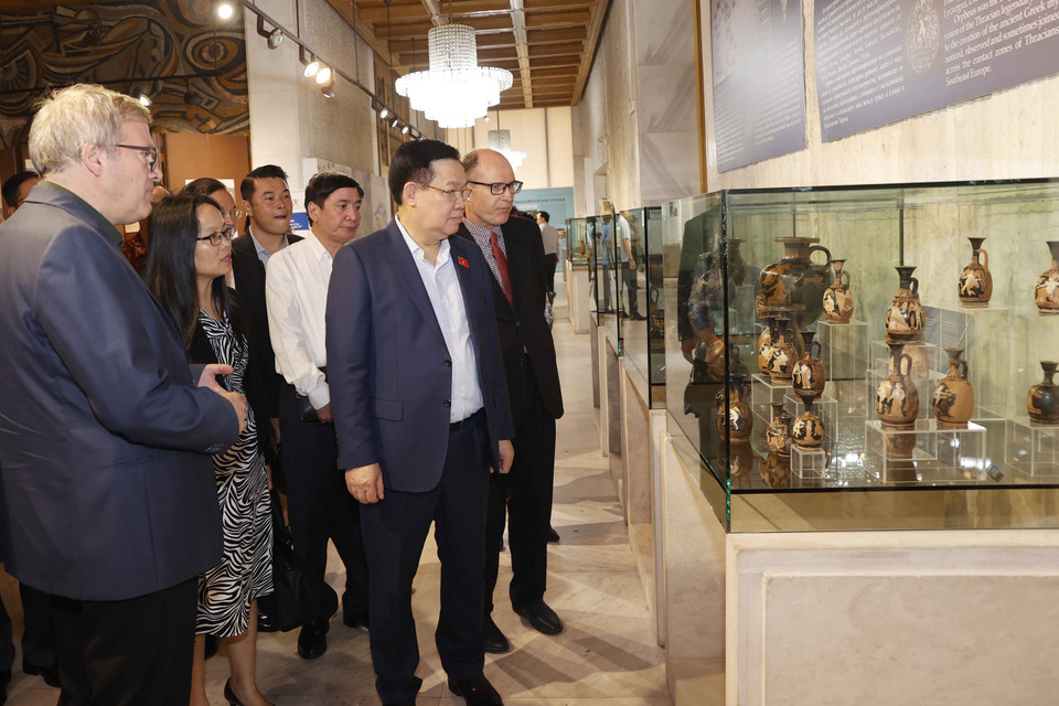 Chủ tịch Quốc hội Vương Đình Huệ và Đoàn đại biểu cấp cao Việt Nam thăm Bảo tàng Lịch sử Quốc gia Bulgaria. (Ảnh: Doãn Tấn/TTXVN)