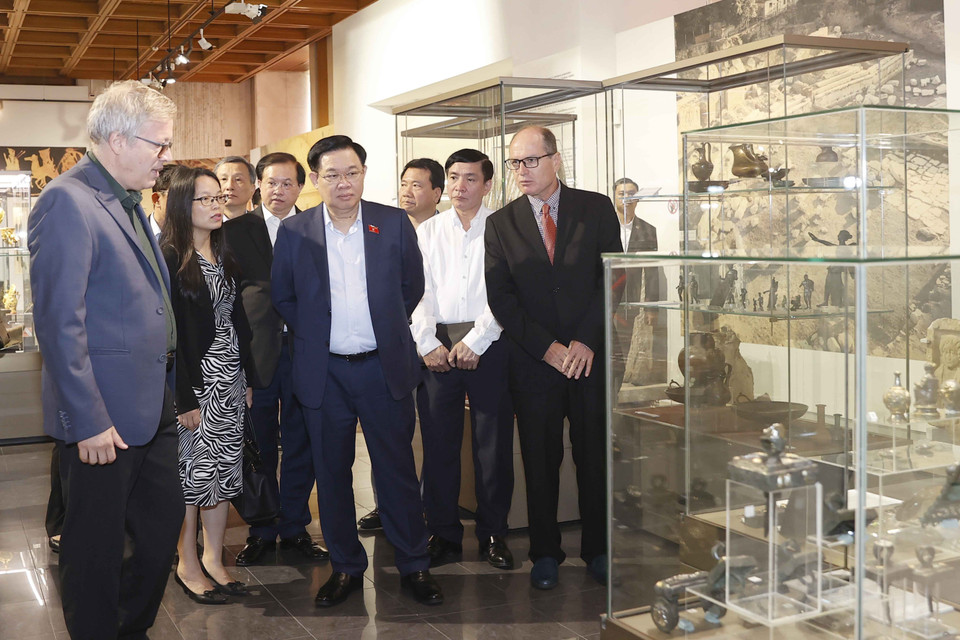 Chủ tịch Quốc hội Vương Đình Huệ và Đoàn đại biểu cấp cao Việt Nam thăm Bảo tàng Lịch sử Quốc gia Bulgaria. (Ảnh: Doãn Tấn/TTXVN)