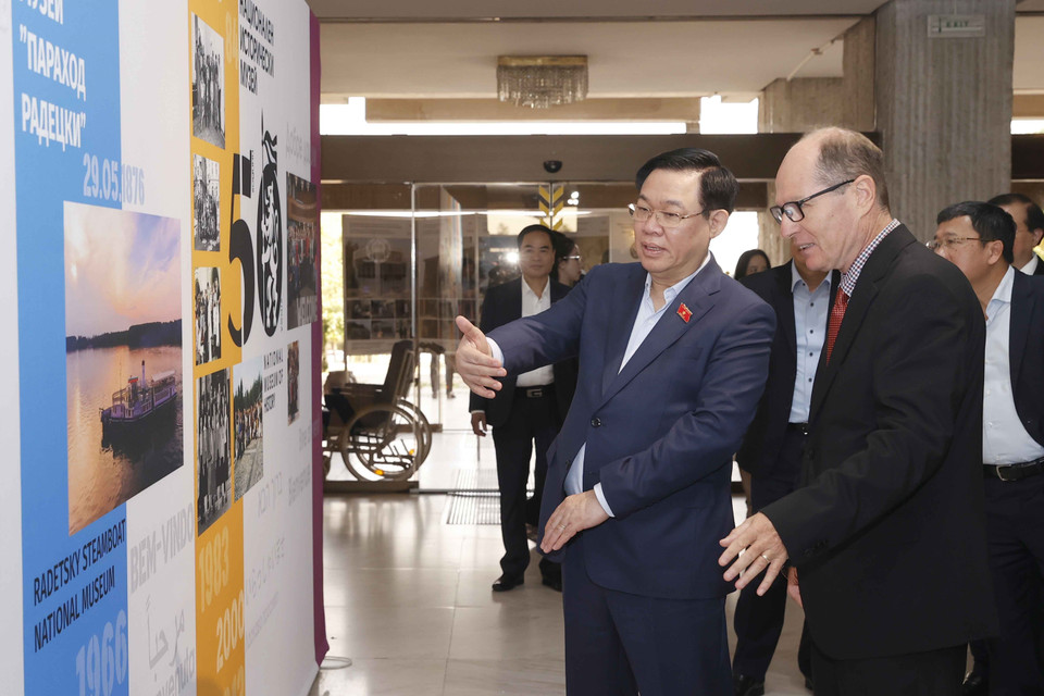 Chủ tịch Quốc hội Vương Đình Huệ và Đoàn đại biểu cấp cao Việt Nam thăm Bảo tàng Lịch sử Quốc gia Bulgaria. (Ảnh: Doãn Tấn/TTXVN)