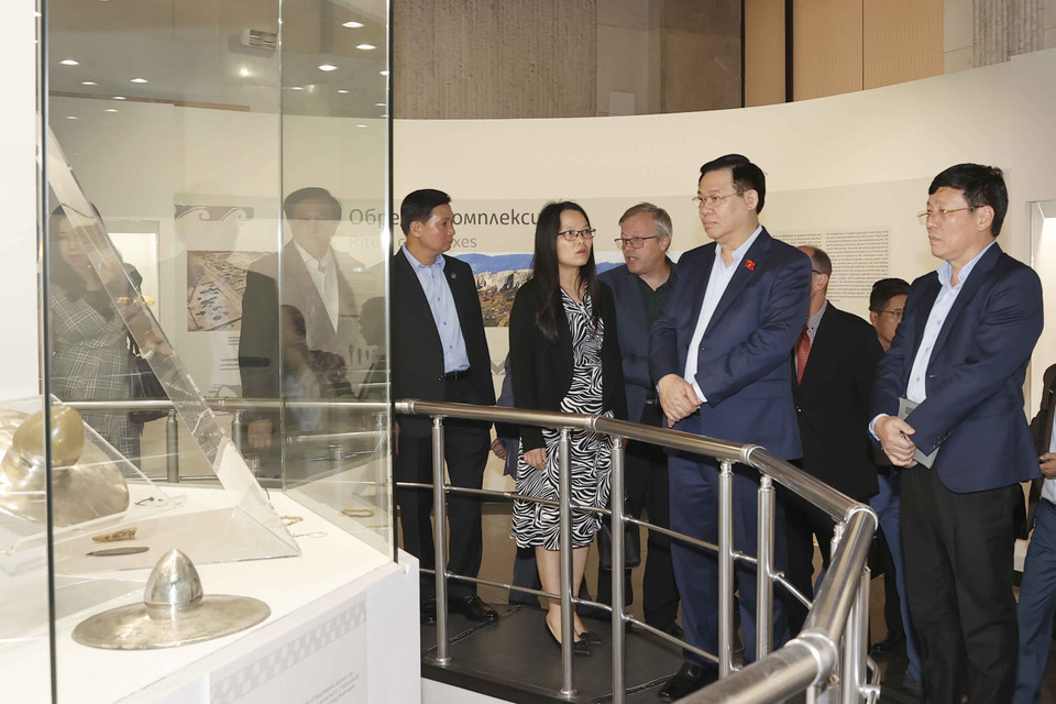 Chủ tịch Quốc hội Vương Đình Huệ và Đoàn đại biểu cấp cao Việt Nam thăm Bảo tàng Lịch sử Quốc gia Bulgaria. (Ảnh: Doãn Tấn/TTXVN)