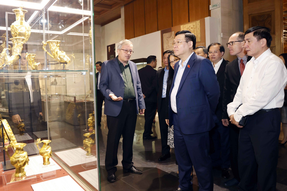 Chủ tịch Quốc hội Vương Đình Huệ và Đoàn đại biểu cấp cao Việt Nam thăm Bảo tàng Lịch sử Quốc gia Bulgaria. (Ảnh: Doãn Tấn/TTXVN)