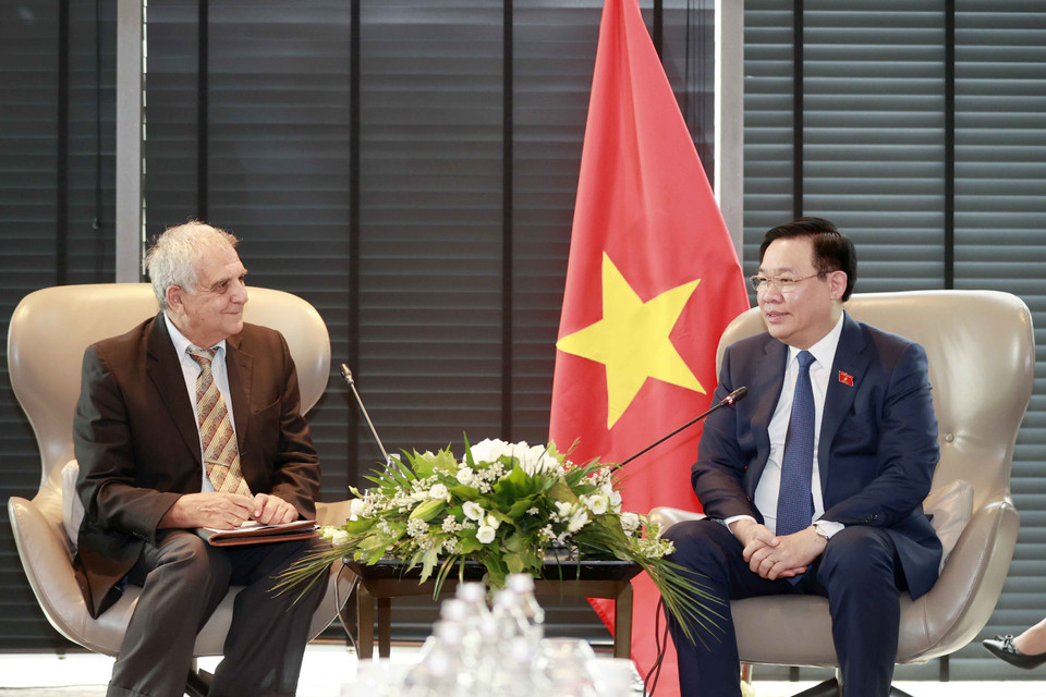 Chủ tịch Quốc hội Vương Đình Huệ tiếp Chủ tịch Hội Hữu nghị Bulgaria-Việt Nam Simeon Dimchev. (Ảnh: Doãn Tấn/TTXVN)