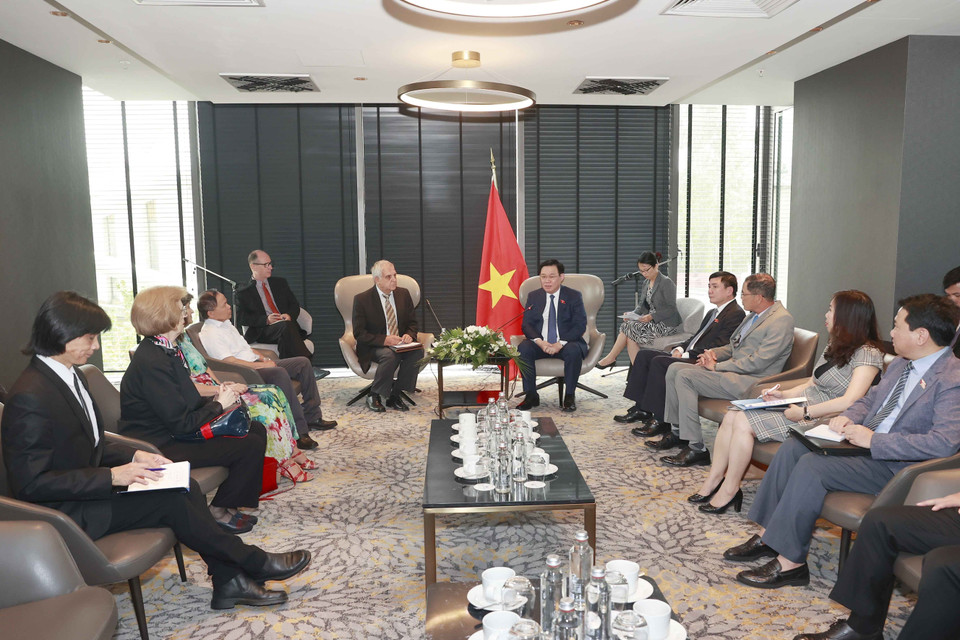 Trong khuôn khổ chuyến thăm chính thức Cộng hòa Bulgaria, chiều 24/9 (giờ địa phương), tại Thủ đô Sofia, Chủ tịch Quốc hội Vương Đình Huệ tiếp Chủ tịch Hội Hữu nghị Bulgaria-Việt Nam Simeon Dimchev. (Ảnh: Doãn Tấn/TTXVN)